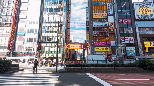 4K延时:在日本东京新宿歌舞伎町购物街上行走的行人视频素材