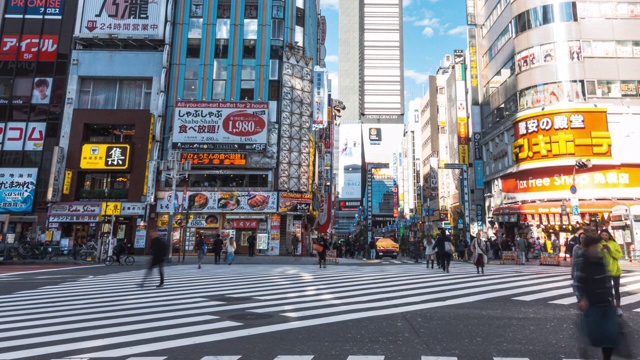 4K延时:在日本东京新宿地区哥斯拉路购物街上行走的行人视频素材