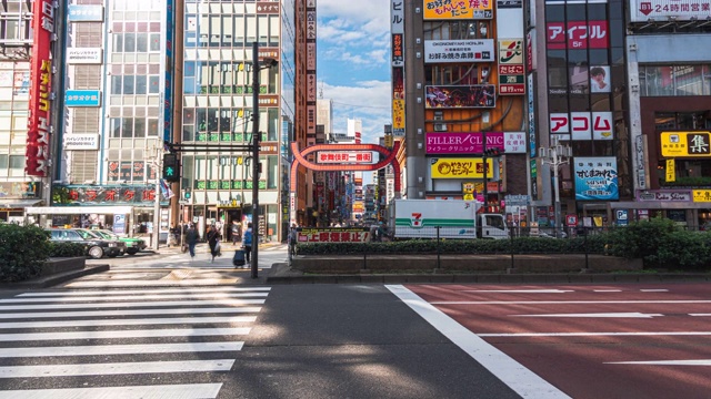 在日本东京新宿歌舞伎町购物街上行走的行人，4K延时:缩小交通和人群视频素材