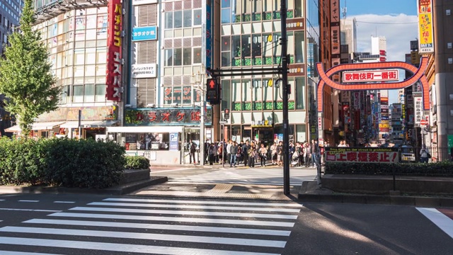 4K延时:在日本东京新宿歌舞伎町购物街上行走的行人视频素材