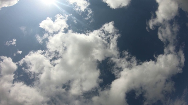 积云在蓝天上移动。太阳射线。间隔拍摄视频素材