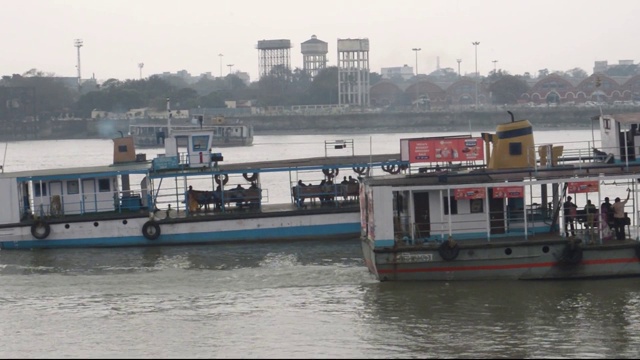 一艘载有旅客轮渡服务站的船，由西孟加拉海运地面运输公司(WBSTC)在恒河上连接加尔各答和豪拉市。印度，南亚和太平洋。视频素材