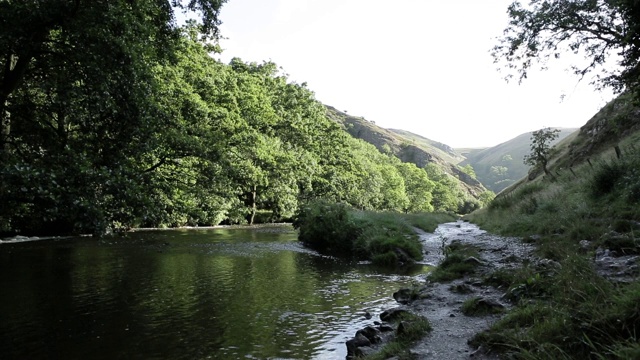 这条河穿过山顶地区的山谷视频素材