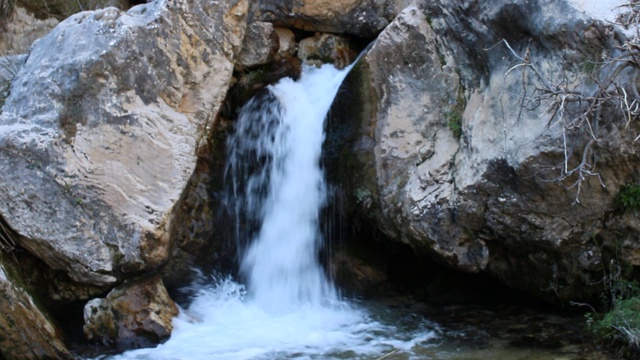 有瀑布的山涧流水视频下载