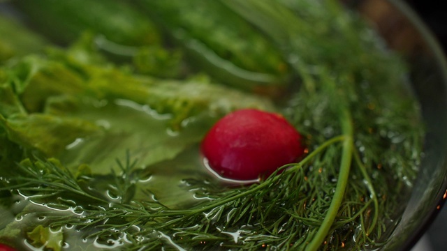 生菜沙拉和新鲜蔬菜近视频素材