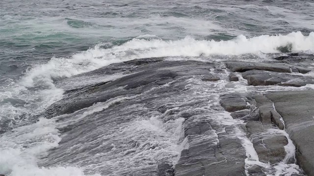 岩石上的海浪视频素材