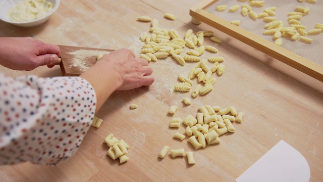 女厨师亲手制作意大利面视频素材