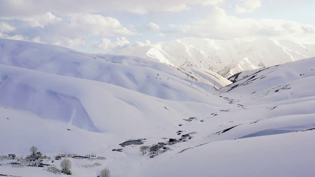 农场之间的雪山山峰景象无人机视图视频下载