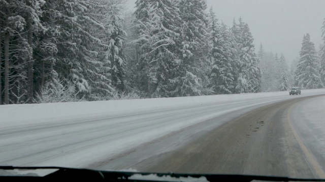 在暴风雪中在高速公路上与迎面而来的车辆一起行驶。视频素材