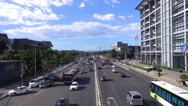 繁忙的交通和现代建筑在北京城市视频素材