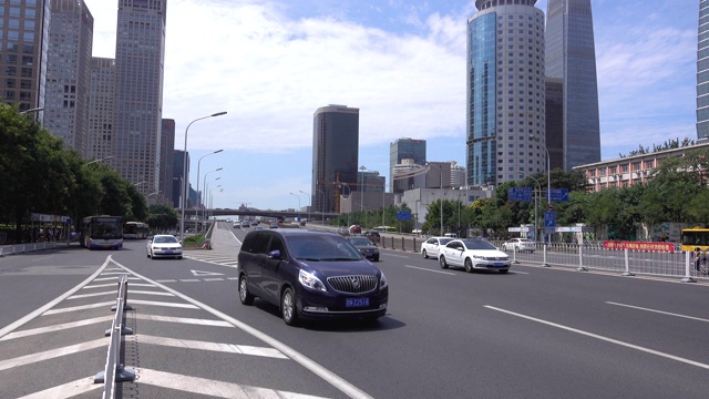 繁忙的交通和现代建筑在北京城市视频素材