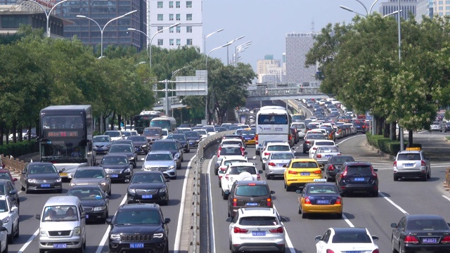 繁忙的交通和现代建筑在北京城市视频素材