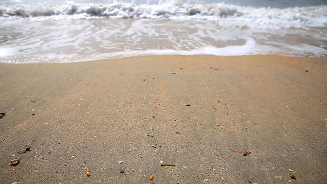 海滩与暴风雨的天空云。视频素材