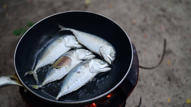 厨师用平底锅煎鱼。视频素材