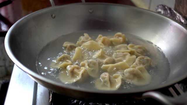 饺子是用平底锅里的沸水煮的。视频素材