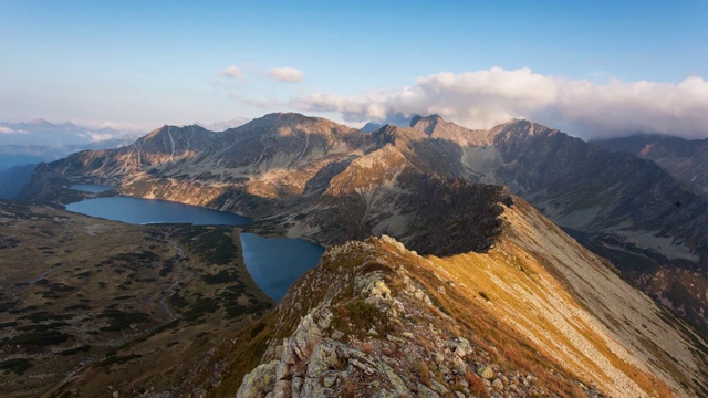 斯洛伐克塔特拉斯夏季日落时的山景全景，时间流逝视频素材