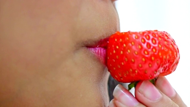 女人吃草莓吃红浆果，果子甜多汁视频素材