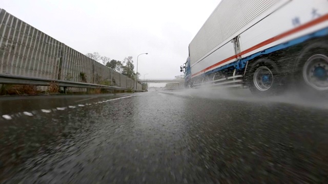 开车穿过下着雨的公路视频素材