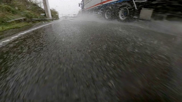 开车穿过下着雨的公路视频素材