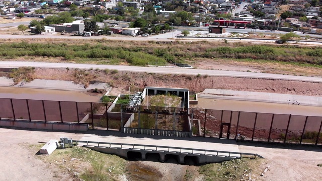 美国德克萨斯州埃尔帕索市和墨西哥华雷斯市边境墙的无人机全景图视频素材