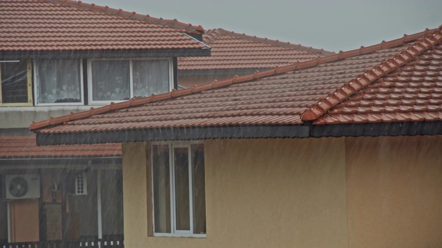 屋顶上的大雨视频素材