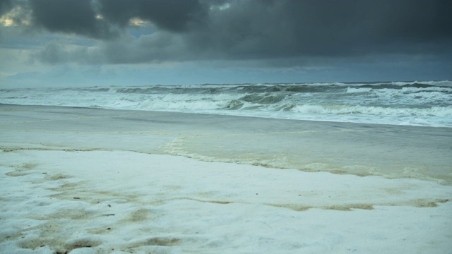 海浪拍打着白沙视频素材