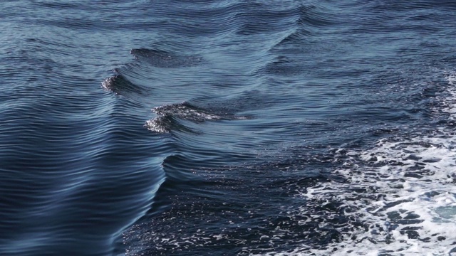 海水波浪带着白色泡沫的船迹视频素材