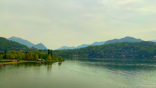 高山湖卢加诺与山在一个晴朗的日子视频素材