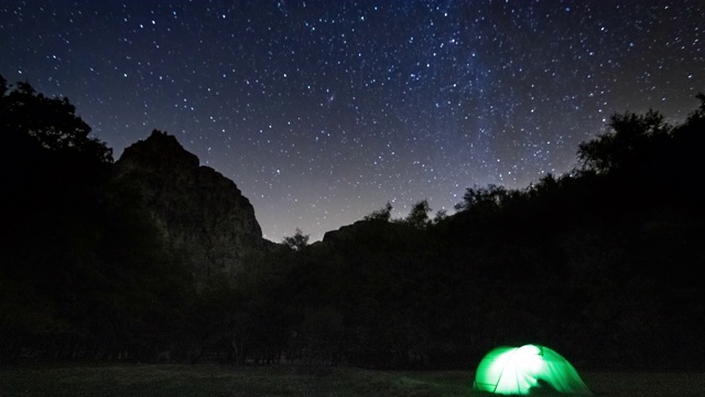 在星空下露营，Covão d'Ametade, Serra da Estrela自然公园，葡萄牙- Timelapse视频下载