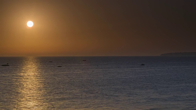 日落的时间流逝，在海洋和晴朗的天空视频素材