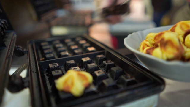 做美味的比利时华夫饼当早餐视频素材