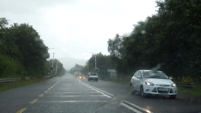 雨中驾驶爱尔兰N22高速公路视频素材