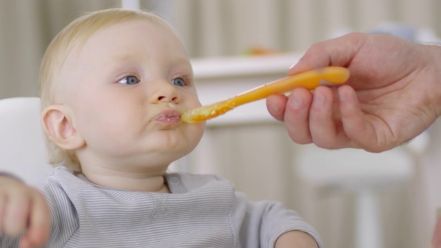 可爱的幼童吃泥视频素材