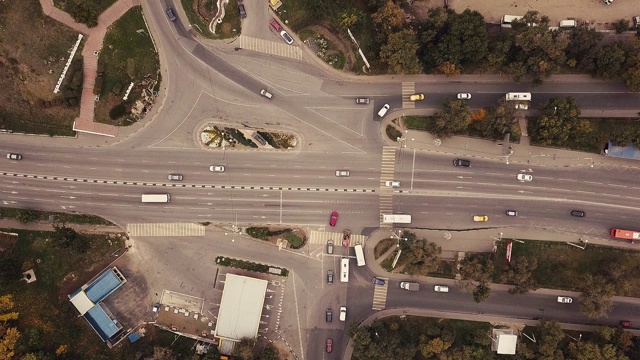 空中俯瞰道路城市交通的视频。视频下载