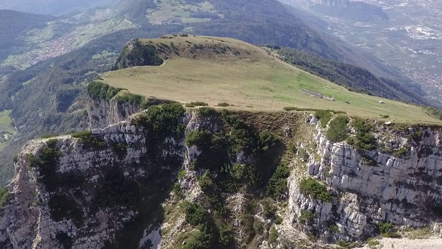 在阿尔卑斯山脉和加尔达湖的美丽山脊的航空视频视频素材