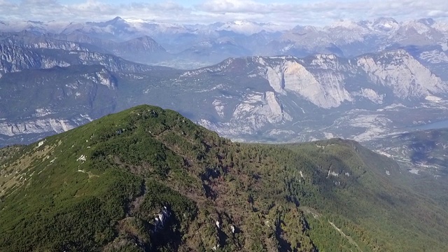 在阿尔卑斯山脉和加尔达湖的美丽山脊的航空视频视频素材