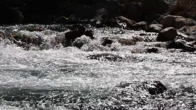 天然瀑布和河流。户外运动,徒步旅行。视频下载