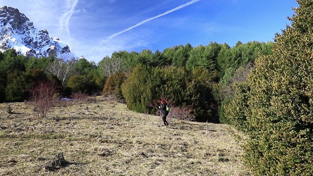 在西班牙比利牛斯山脉，一个走向雪山的女人视频下载