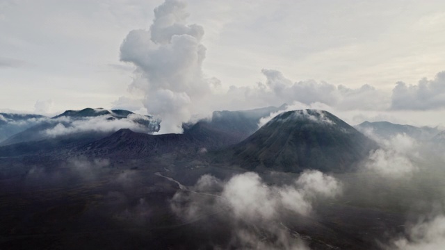 日出时的布罗莫山和塞默鲁山视频素材