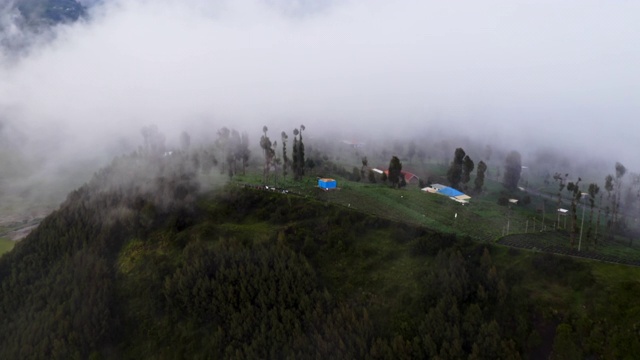 日出时的布罗莫山和塞默鲁山视频素材