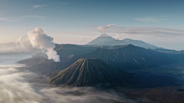 日出时的布罗莫山和塞默鲁山视频素材