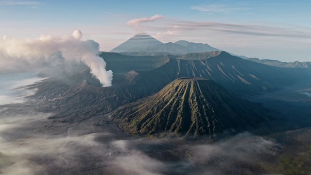 日出时的布罗莫山和塞默鲁山视频素材