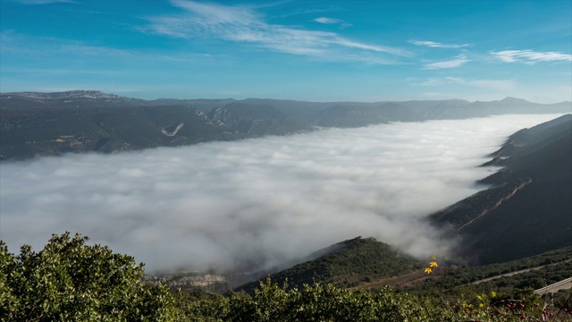 在西班牙北部山脉之间的山谷中，雾海的时间流逝视频素材