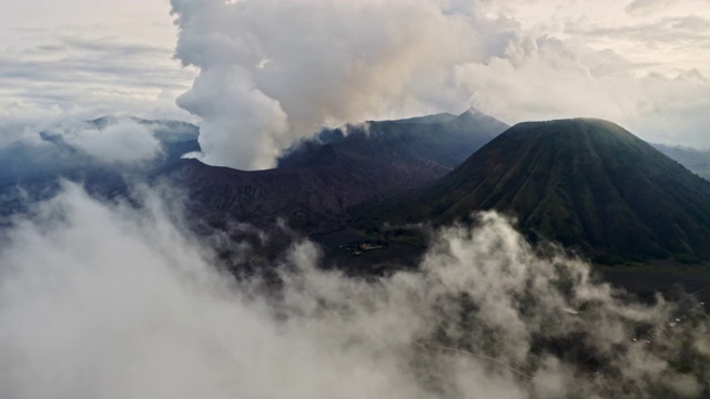 日出时的布罗莫山和塞默鲁山视频素材