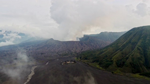 日出时的布罗莫山和塞默鲁山视频素材