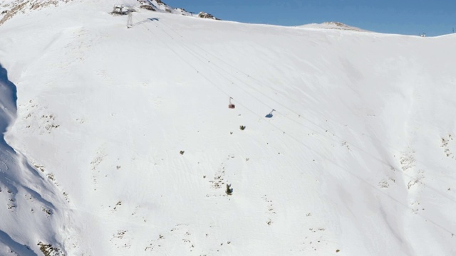 无人机视野滑雪升降机。空中景观滑雪电梯运送运动员在滑雪场雪坡之间。视频素材