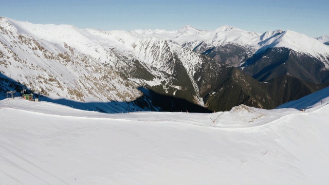 有雪峰的高山和冬季旅游胜地的滑雪缆车。空中景观冬季高山和电梯的滑雪者和滑雪板。视频素材