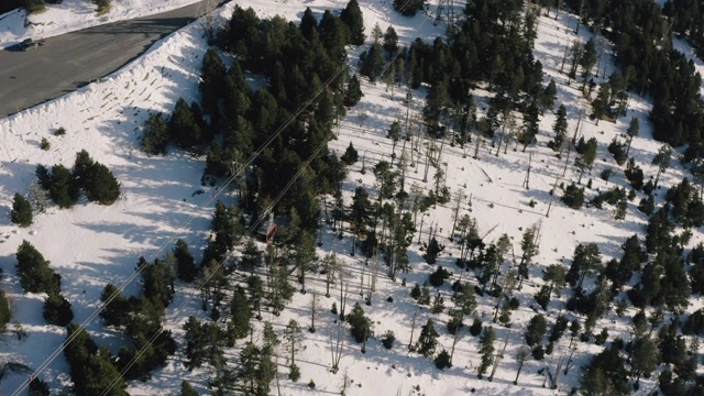 滑雪缆车移动索道绳索雪山山顶景观。空中俯瞰滑雪场缆车在冬季滑雪场缆车上。视频素材