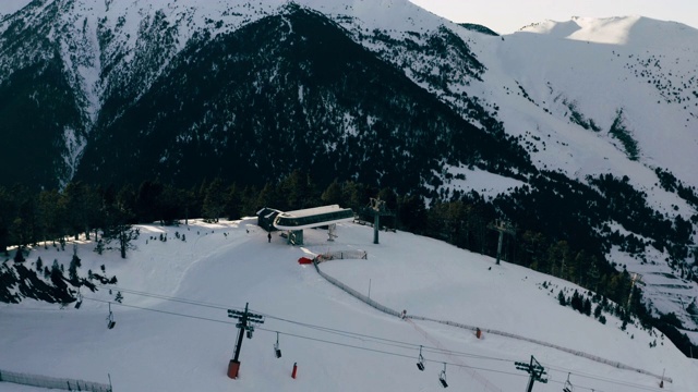 有缆车的高山滑雪胜地。滑雪电梯索道在山上。视频素材