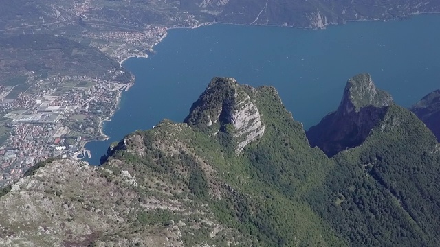 在阿尔卑斯山脉和加尔达湖的美丽山脊的航空视频视频素材